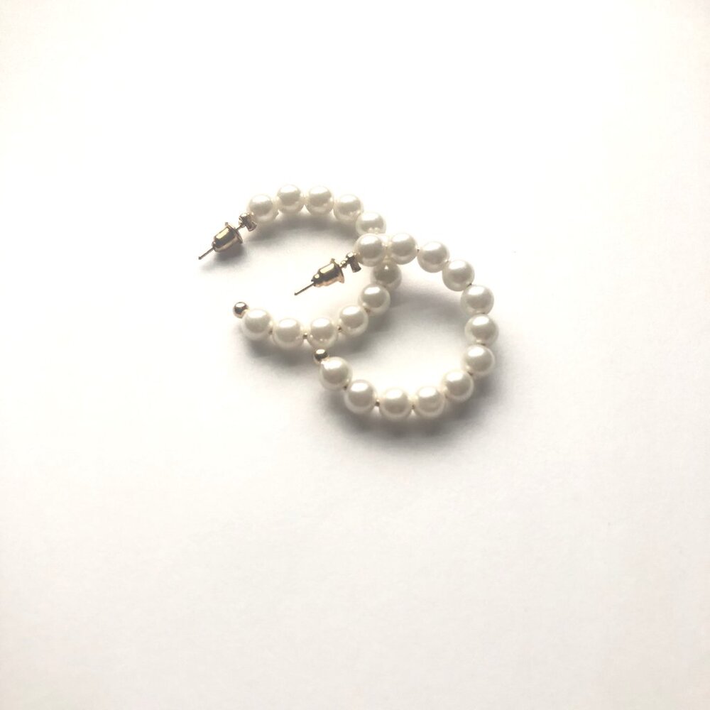 NEW PEARL HOOP EARRINGS —GOLD TONE • 1.5” HOOPS Costume Jewelry Women's Earrings - Picture 9 of 10